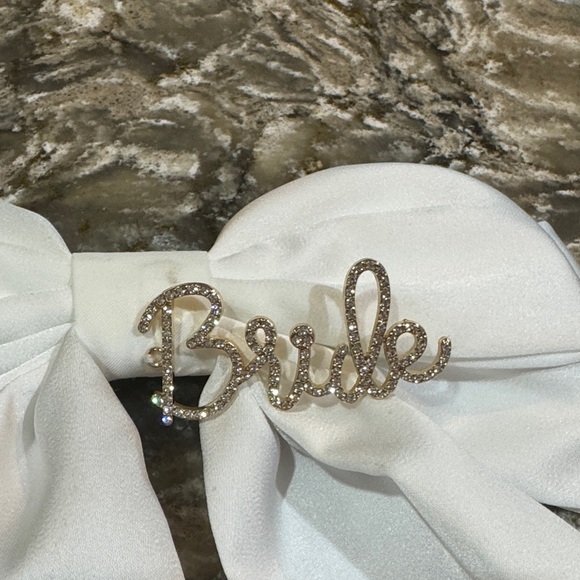 Elegant White “bride” Bow Hair Accessory - Picture 2 of 4